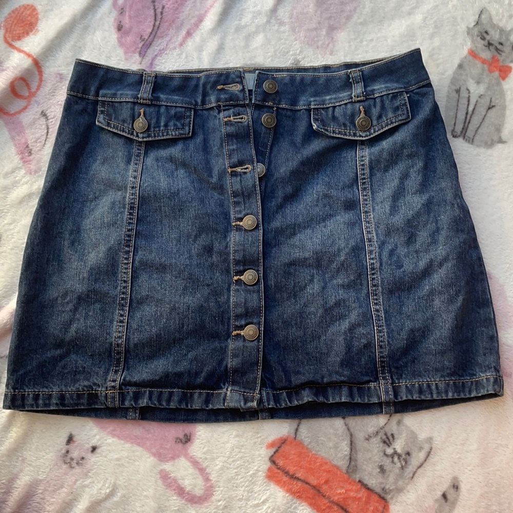 Size 11 SO jean skirt, no wear and tear, only been worn once, no pockets.